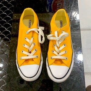 Yellow converse size 6